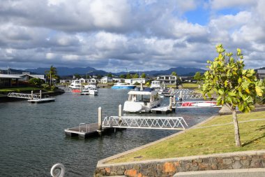 Whitianga, Yeni Zelanda - 17 Ocak 2025: Yeni Zelanda Whitianga Kanalı üzerindeki villalar