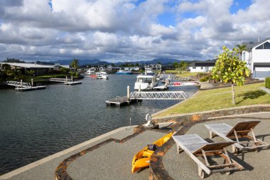 Whitianga, Yeni Zelanda - 17 Ocak 2025: Yeni Zelanda Whitianga Kanalı üzerindeki villalar