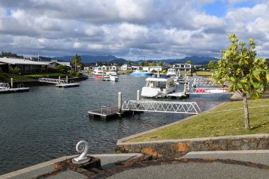 Whitianga, Yeni Zelanda - 17 Ocak 2025: Yeni Zelanda Whitianga Kanalı üzerindeki villalar