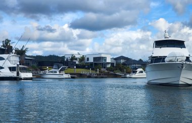 Whitianga, Yeni Zelanda - 17 Ocak 2025: Yeni Zelanda Whitianga Kanalı üzerindeki villalar