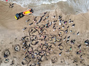 Yeni Zelanda 'daki Coromandel yarımadasındaki sıcak su plajında insansız hava aracı görüntüsü