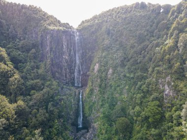Yeni Zelanda 'daki Wairere şelalelerinde insansız hava aracı görüntüsü