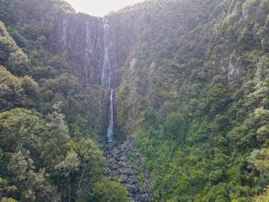 Yeni Zelanda 'daki Wairere şelalelerinde insansız hava aracı görüntüsü