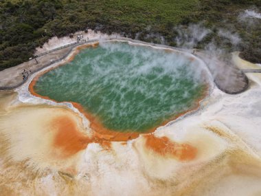 Yeni Zelanda 'daki Rotorua yakınlarındaki Waiotapu Termal Harikalar Diyarı' nda İHA görüntüsü