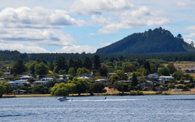 Yeni Zelanda 'da Taupo' nun önündeki göle bak.