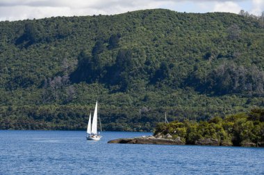 Yeni Zelanda 'da Taupo' nun önündeki göle bak.