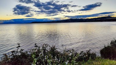 Yeni Zelanda 'da Taupo' nun önündeki göle bak.