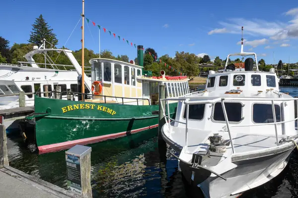 Taupo, Yeni Zelanda - 23 Ocak 2025: Yeni Zelanda 'da Taupo Gölü' nün önünde