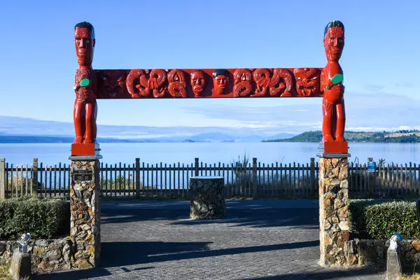 Taupo, Yeni Zelanda - 23 Ocak 2025: Yeni Zelanda 'da Taupo Gölü' nün önünde
