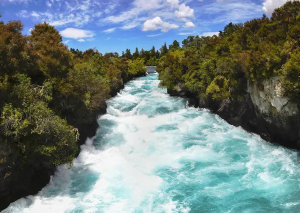 Yeni Zelanda 'daki Taupo' daki Huka Şelalesi 'ne bakın.