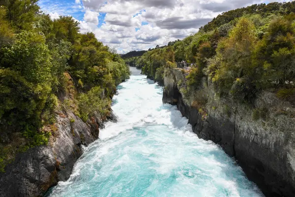 Yeni Zelanda 'daki Taupo' daki Huka Şelalesi 'ne bakın.