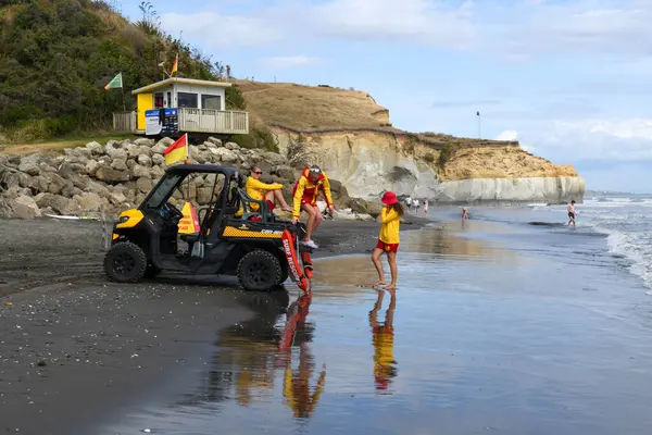 Kai Lwi plajı, Yeni Zelanda - 24 Ocak 2025: Yeni Zelanda 'daki Kai Lwi plajında kurtarma ekibi