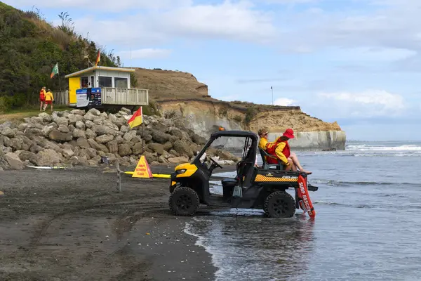 Kai Lwi plajı, Yeni Zelanda - 24 Ocak 2025: Yeni Zelanda 'daki Kai Lwi plajında kurtarma ekibi