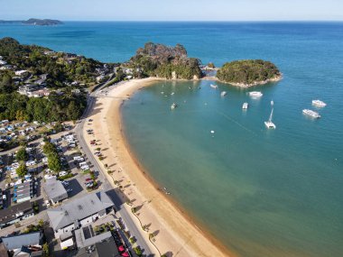Yeni Zelanda 'daki Abel Tasman Ulusal Parkı yakınlarındaki Kaiteriteri' de İHA görüntüsü