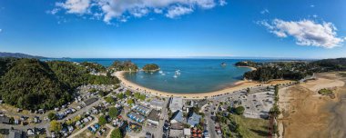 Yeni Zelanda 'daki Abel Tasman Ulusal Parkı yakınlarındaki Kaiteriteri' de İHA görüntüsü
