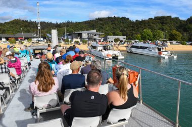 Kaiteriteri, Yeni Zelanda - 28 Ocak 2025: Yeni Zelanda 'daki Abel Tasman Ulusal Parkı' na gitmek üzere Kaiteriteri 'den kalkan turist gemisi