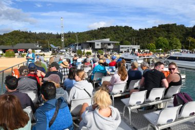 Kaiteriteri, Yeni Zelanda - 28 Ocak 2025: Yeni Zelanda 'daki Abel Tasman Ulusal Parkı' na gitmek üzere Kaiteriteri 'den kalkan turist gemisi