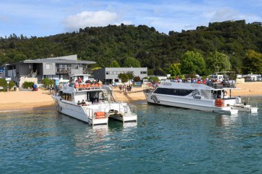 Kaiteriteri, Yeni Zelanda - 28 Ocak 2025: Yeni Zelanda 'daki Abel Tasman Ulusal Parkı' na gitmek üzere Kaiteriteri 'den kalkan turist gemisi