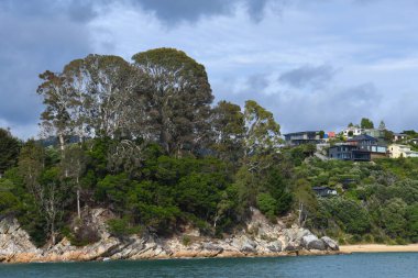 Kaiteriteri 'nin Yeni Zelanda' daki Abel Tasman Ulusal Parkı yakınlarındaki evleri