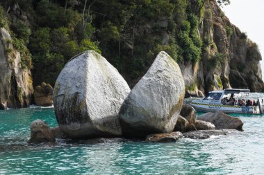 Apple tree Bay, Yeni Zelanda - 28 Ocak 2025: Yeni Zelanda 'daki Abel Tasman Ulusal Parkı' nda Split Apple Rock 'ı ziyaret eden turist gemisi
