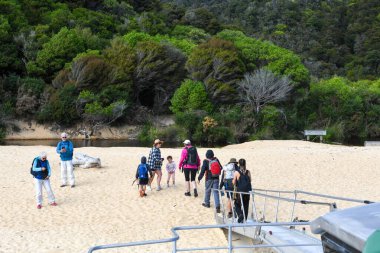 Anchorage, Yeni Zelanda - 28 Ocak 2025: Yeni Zelanda 'daki Abel Tasman Ulusal Parkı' ndaki Anchorage plajına gelen turist gemisi