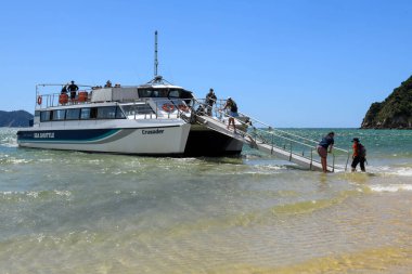 Awaroa, Yeni Zelanda - 28 Ocak 2025: Yeni Zelanda 'daki Abel Tasman Ulusal Parkı' ndaki Awaroa plajına gelen turist gemisi