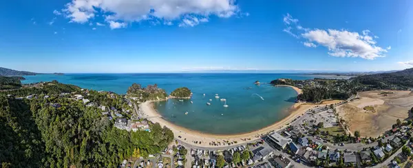 Yeni Zelanda 'daki Abel Tasman Ulusal Parkı yakınlarındaki Kaiteriteri' de İHA görüntüsü