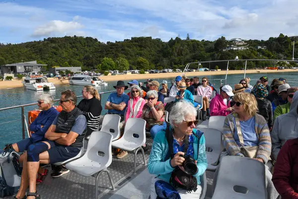Kaiteriteri, Yeni Zelanda - 28 Ocak 2025: Yeni Zelanda 'daki Abel Tasman Ulusal Parkı' na gitmek üzere Kaiteriteri 'den kalkan turist gemisi