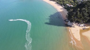 Yeni Zelanda 'daki Abel Tasman Ulusal Parkı yakınlarındaki Kaiteriteri' de İHA görüntüsü