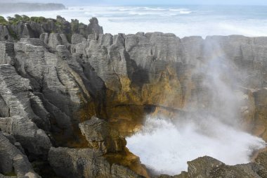 Yeni Zelanda 'da Punakaiki kıyısındaki Pancake kayalıklarına bakın.