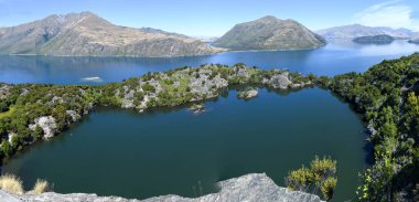 Mou Waho 'nun Yeni Zelanda' daki Wanaka Gölü 'ndeki manzarası.