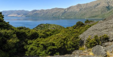 Mou Waho 'nun Yeni Zelanda' daki Wanaka Gölü 'ndeki manzarası.