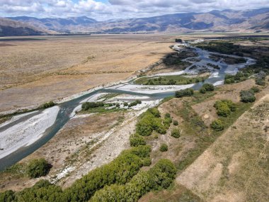Yeni Zelanda 'daki Clay Cliffs yakınlarındaki Ahuriri nehrinin insansız hava aracı görüntüsü