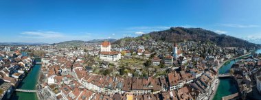 Drone görüntüsü İsviçre Alplerinde Thun 'un tarihi merkezinde