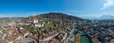 Drone görüntüsü İsviçre Alplerinde Thun 'un tarihi merkezinde
