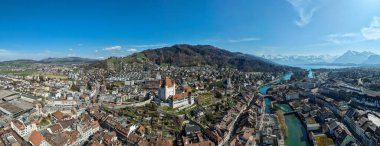 Drone görüntüsü İsviçre Alplerinde Thun 'un tarihi merkezinde