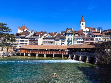 Thun 'un İsviçre' deki tarihi merkezine bak