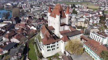 Drone görüntüsü İsviçre Alplerinde Thun 'un tarihi merkezinde