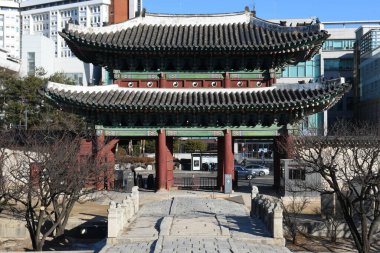 Seul, Güney Kore - 15 Ocak 2025: Güney Kore 'deki Changgyeonggung sarayı ve bahçesi