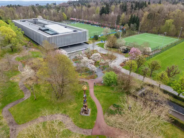 Zürih, İsviçre - 13 Nisan 2025: İsviçre 'deki Zürih' te FIFA karargahında insansız hava aracı görüntüsü