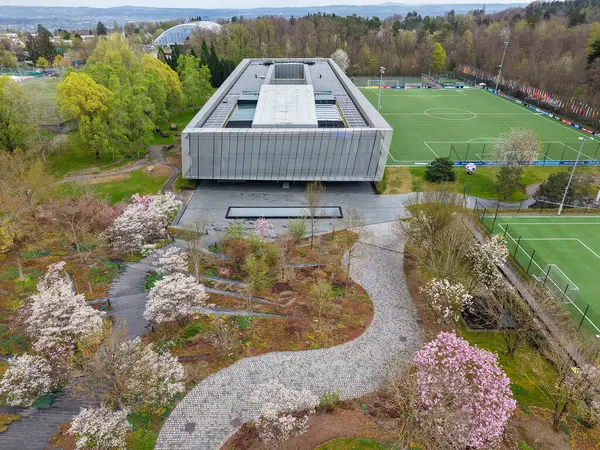 Zürih, İsviçre - 13 Nisan 2025: İsviçre 'deki Zürih' te FIFA karargahında insansız hava aracı görüntüsü