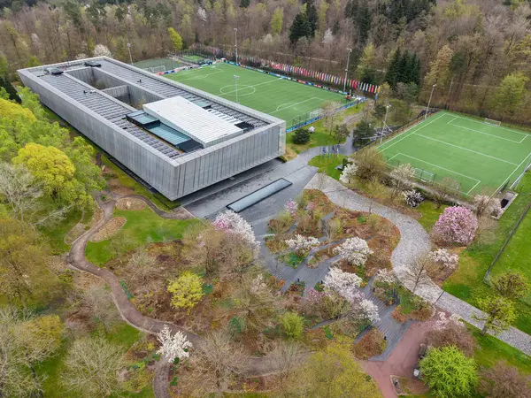 Zürih, İsviçre - 13 Nisan 2025: İsviçre 'deki Zürih' te FIFA karargahında insansız hava aracı görüntüsü