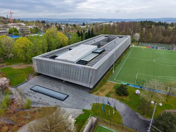 Zürih, İsviçre - 13 Nisan 2025: İsviçre 'deki Zürih' te FIFA karargahında insansız hava aracı görüntüsü