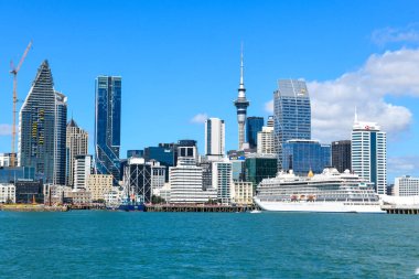 Auckland, Yeni Zelanda - 7 Şubat 2025: Yeni Zelanda şehir merkezindeki Auckland gökdelenleri