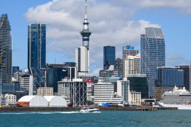 Auckland, Yeni Zelanda - 7 Şubat 2025: Yeni Zelanda şehir merkezindeki Auckland gökdelenleri