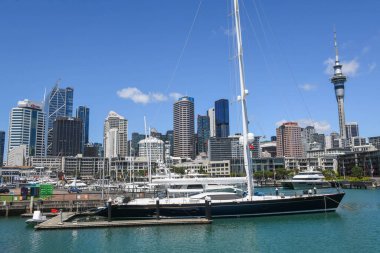 Auckland, Yeni Zelanda - 8 Şubat 2025: Yeni Zelanda 'nın Auckland limanında asma köprü