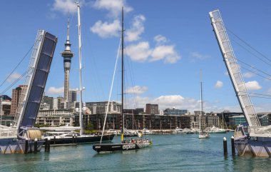 Auckland, Yeni Zelanda - 8 Şubat 2025: Yeni Zelanda 'nın Auckland limanında asma köprü