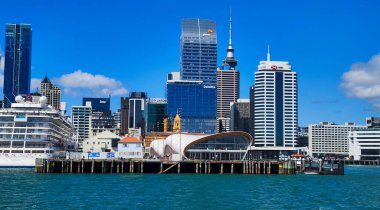 Auckland, Yeni Zelanda - 7 Şubat 2025: Yeni Zelanda şehir merkezindeki Auckland gökdelenleri