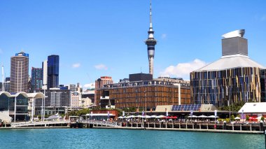 Auckland, Yeni Zelanda - 8 Şubat 2025: Yeni Zelanda şehir merkezindeki Auckland manzarası