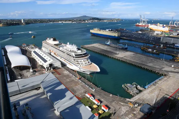 Auckland, Yeni Zelanda - 7 Şubat 2025: Yeni Zelanda 'daki Auckland limanı